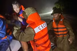 Cứu 3 người trong một gia đình bị nước lũ cô lập trong đêm ở Thanh Hóa 