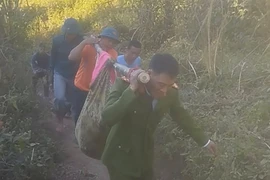 Hơn 2km băng rừng, vượt núi đưa người phụ nữ đang nguy kịch đi cấp cứu 