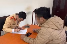 Xử phạt người đàn ông lái xe máy biển xanh không đội mũ đi trên phố Hà Nội