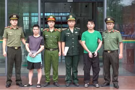 Tiếp nhận 38 công dân Việt Nam, phát hiện 2 kẻ có lệnh truy nã