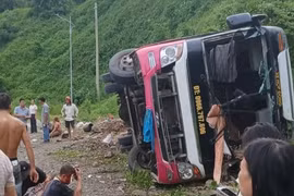 Lật xe khách ở dốc Cun do mất phanh, một người tử vong