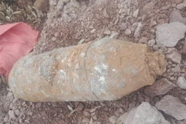 Phát hiện quả bom nặng hơn 1 tạ trong vườn nhà dân