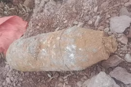 Phát hiện quả bom nặng hơn 1 tạ trong vườn nhà dân