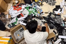 Triệt phá đường dây rao bán hàng trăm loại vũ khí, công cụ hỗ trợ 