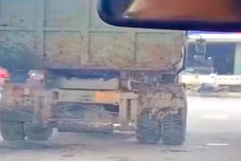 Xử phạt tài xế xe tải để nước thải chảy xuống đường ở Hà Nội