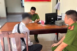 Cứu nam thanh niên ngã từ cầu Việt Trì xuống sông Lô