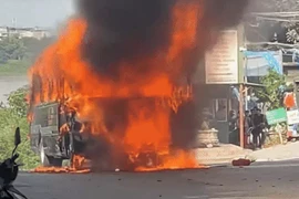 Ô tô khách 24 chỗ bất ngờ bốc cháy dữ dội trên phố Hà Nội