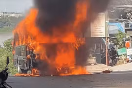 Ô tô khách 24 chỗ bất ngờ bốc cháy dữ dội trên phố Hà Nội