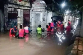 Di dời hơn 60 hộ dân ở Hà Nội trong đêm do nước ngập sâu