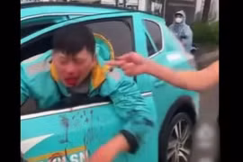 Tài xế xe ôm công nghệ bị hành hung sau va chạm giao thông trên phố Hà Nội