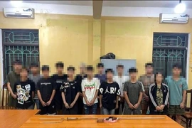 Hai nhóm thanh niên dùng gạch, vỏ chai bia ném nhau ở Hà Nội