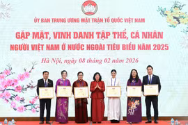 Lãnh đạo MTTQ Việt Nam trao Bằng khen tặng những kiều bào tiêu biểu năm 2025