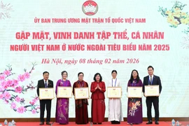 Lãnh đạo MTTQ Việt Nam trao Bằng khen tặng những kiều bào tiêu biểu năm 2025