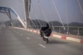 Tịch thu phương tiện của thanh niên 'bốc đầu' xe máy, không bằng lái