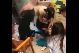 Điều tra nhóm người tranh giành túi tiền giữa quán cà phê ở Hà Nội