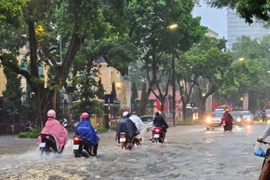 Khu vực đường Trần Hưng Đạo (quận Hoàn Kiếm) ngập nặng, nước ngập lút bánh xe.