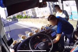 Tạm giữ hình sự tài xế rút chìa khoá xe khách trên đường Vành đai 3