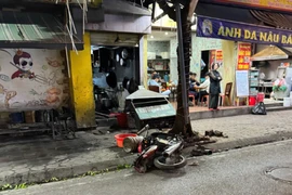 Tài xế ô tô tông trúng nhiều xe rồi bỏ chạy ở Hà Nội 