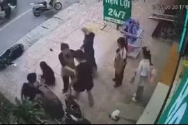 Bắt đối tượng túm cổ áo, quật ngã và hành hung 2 cô gái