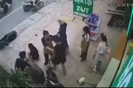 Bắt đối tượng túm cổ áo, quật ngã và hành hung 2 cô gái