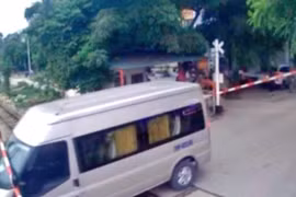 Danh tính tài xế xe khách vượt ẩu làm gãy barie chắn tàu