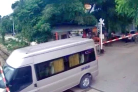 Danh tính tài xế xe khách vượt ẩu làm gãy barie chắn tàu