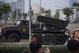 Cận cảnh dàn xe khí tài di chuyển qua đường Hoàng Minh Thảo về trung tâm