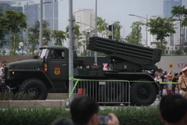 Cận cảnh dàn xe khí tài di chuyển qua đường Hoàng Minh Thảo về trung tâm