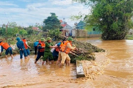 Thủ tướng yêu cầu khẩn trương hỗ trợ Nhân dân khắc phục hậu quả bão số 10