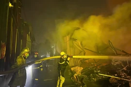 Nhanh chóng dập tắt đám cháy hàng nghìn m2 nhà xưởng ở Hà Nội