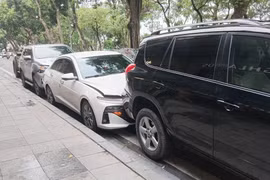 Va chạm liên hoàn giữa 4 ô tô và 1 xe máy trên phố Hà Nội