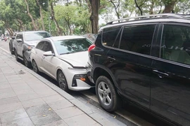 Va chạm liên hoàn giữa 4 ô tô và 1 xe máy trên phố Hà Nội