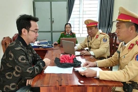 Kiểm tra nồng độ cồn phát hiện nam tài xế vận chuyển hàng cấm ở Ninh Bình