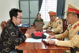 Kiểm tra nồng độ cồn phát hiện nam tài xế vận chuyển hàng cấm ở Ninh Bình