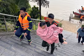 Kịp thời cứu nạn nữ sinh đại học nhảy cầu Vĩnh Tuy 