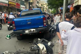 Ô tô tông liên hoàn nhiều xe máy trên phố Hà Nội