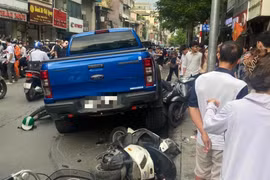 Ô tô tông liên hoàn nhiều xe máy trên phố Hà Nội