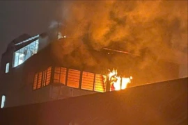Cháy dữ dội nhà trọ 8 tầng ở Hà Nội khiến nhiều người hoảng hốt