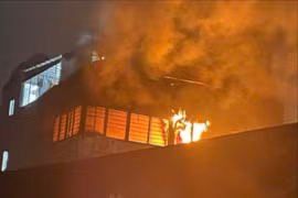 Cháy dữ dội nhà trọ 8 tầng ở Hà Nội khiến nhiều người hoảng hốt