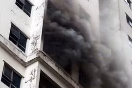 Cháy căn hộ chung cư ở Linh Đàm, khói đen bốc nghi ngút