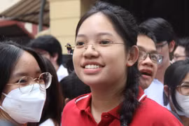 Thí sinh vui vẻ vì đề thi Văn tốt nghiệp THPT 2025 'dễ thở'