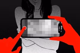 Lên mạng livestream khoe thân, cô gái bị quay lén tống tiền