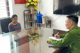 Thiếu tiền đưa chồng, người phụ nữ rạch tay hoang báo cướp