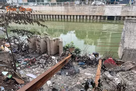 Rác thải bủa vây kênh La Khê gây ô nhiễm môi trường ở Hà Nội 