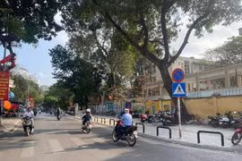 Rào chắn vỉa hè trả lại không gian cho người đi bộ ở phường Kim Liên, Hà Nội