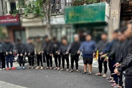 Tạm giữ 12 đối tượng chửi bới, đuổi chém nhau trên phố Hà Nội