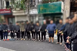 Tạm giữ 12 đối tượng chửi bới, đuổi chém nhau trên phố Hà Nội