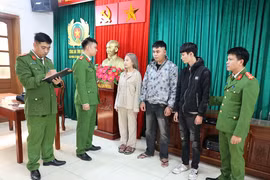 Bắt giữ 3 đối tượng mua bán hai bé gái vào quán karaoke ở Ninh Bình