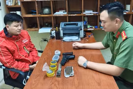 Bắt khẩn cấp đối tượng rao bán vũ khí quân dụng trên mạng 