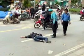 Triệu tập đối tượng đánh người đàn ông bất tỉnh giữa phố ở Hà Nội